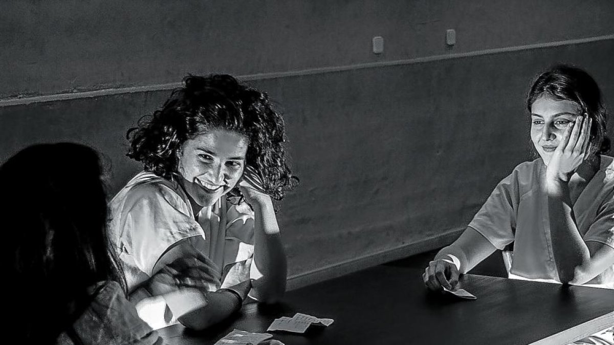 Marta Maestro y Raquel Varela, de frente, durante la preparación de ‘Una enloquecida aventura interior’.-NACHO LASECA