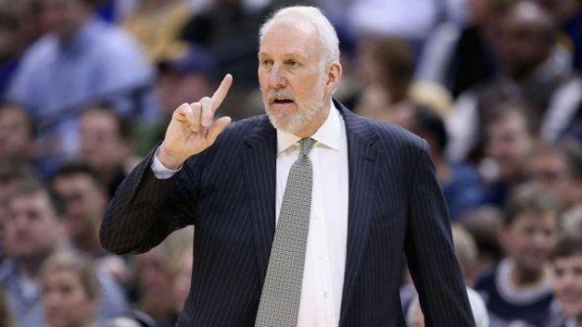Gregg Popovich da instrucciones al equipo en su victoria número 1.000 con los Spurs.-Foto: AFP / ANDY LYONS