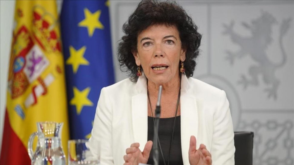 La portavoz del Gobierno, Celia Celaá, tras el Consejo de Ministros de esta mañana.-/ JOSE LUIS ROCA