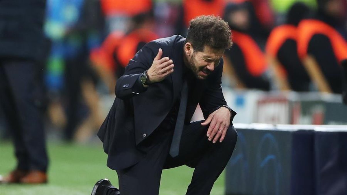 Simeone se lamenta durante el encuentro.-EFE