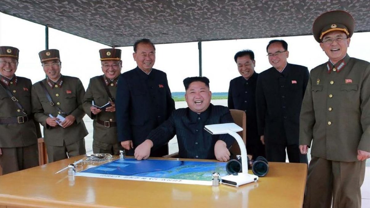 Kim Jong-un junto a un grupo de asesores observa el lanzamiento del misil que sobrevoló territorio de Japón.-AFP