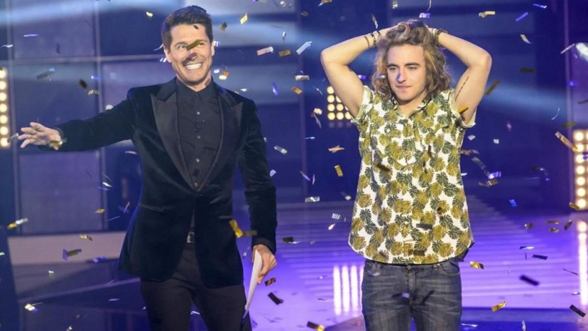Manel Navarro, junto a Jaime Cantizano, tras su polémica selección para representar a TVE en el Festival de Eurovisión.-