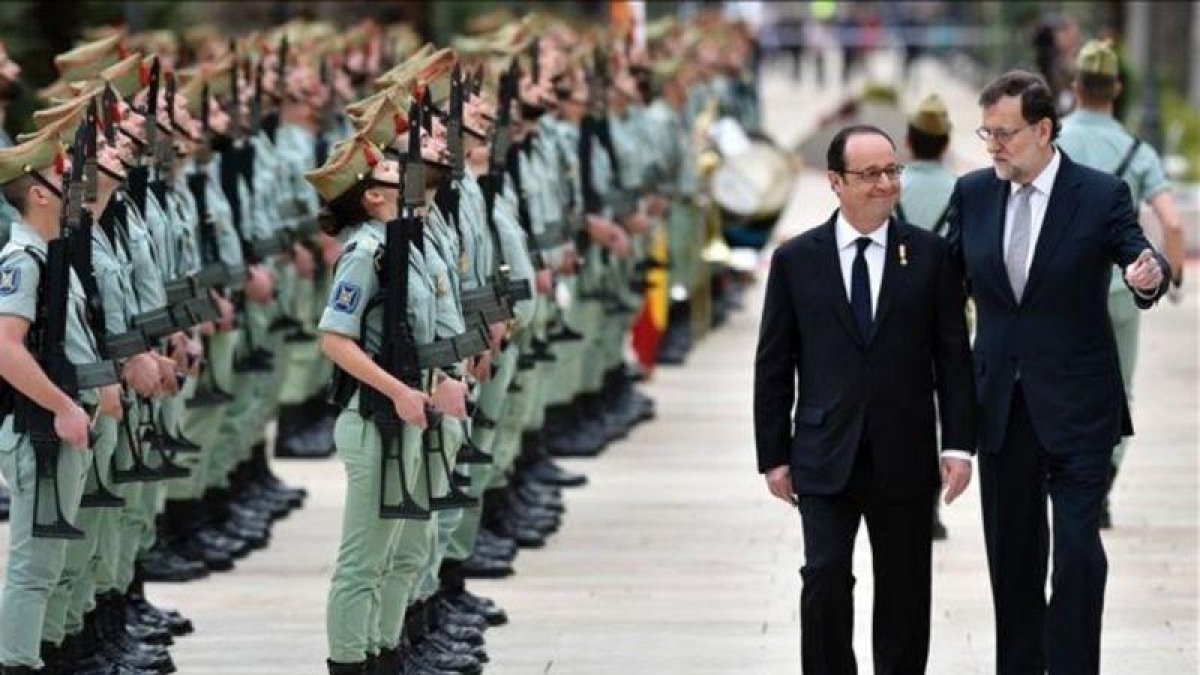 El presidente de Francia, François Hollande, y el presidente del Gobierno, Mariano Rajoy, antes de la cumbre bilateral en Málaga.-AFP / GERARD JULIEN