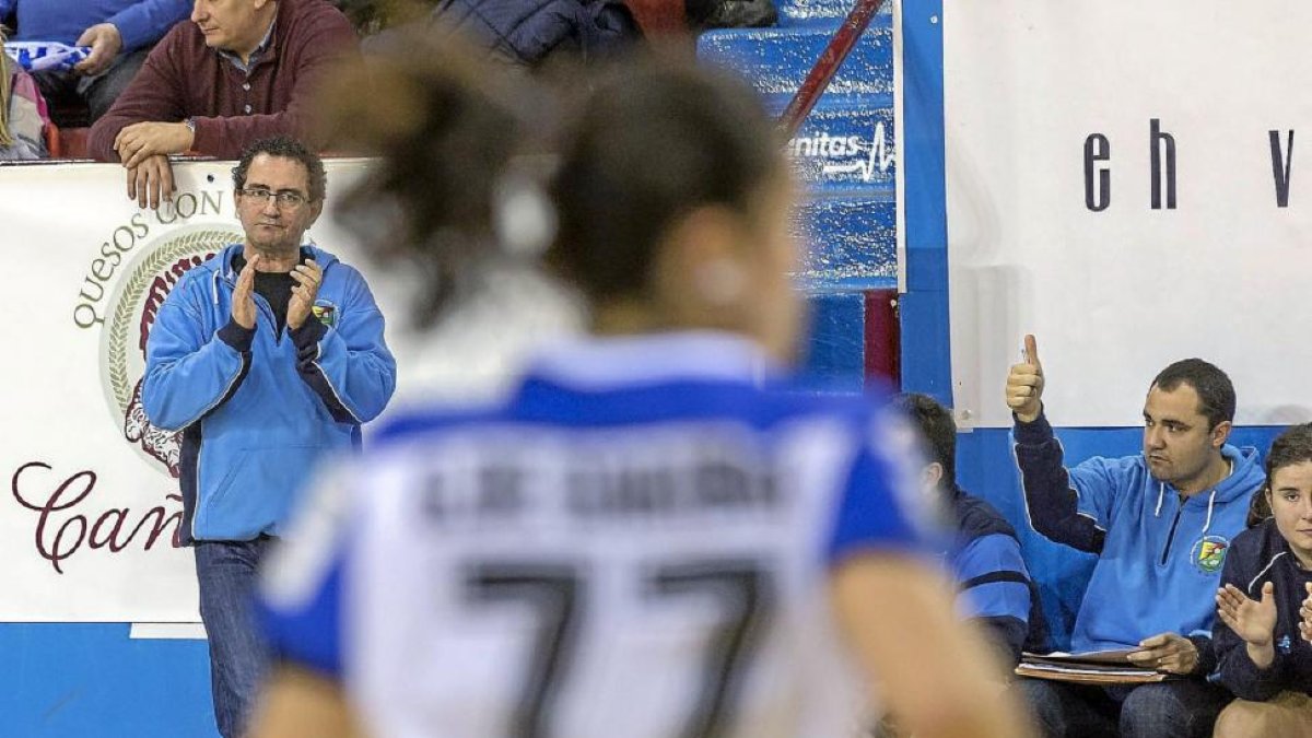 Miguel Ángel Peñas, aplaude a sus jugadoras desde la banda en un lance de un partido.-M. Á. Santos