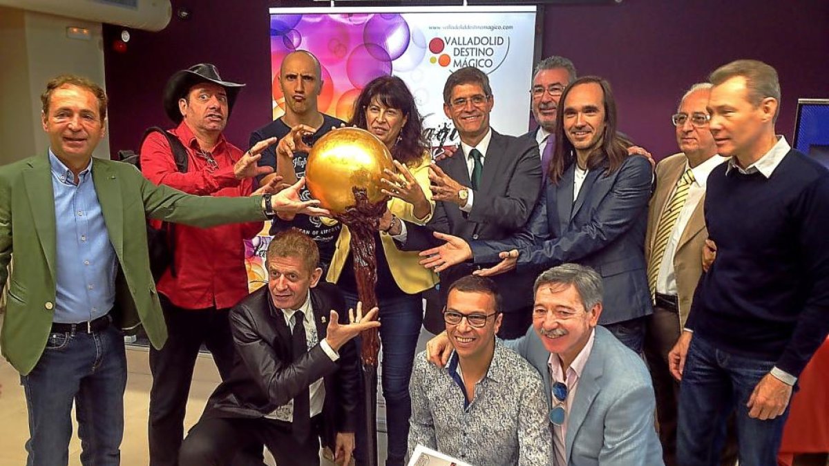 De pie, Juan José Rodríguez, Vik, Héctor Mancha, Ana Redondo, Leopoldo Cortejoso, Ángel Vicente, Amadeo Edama, Giani Loria y Marko Karvo; agachados, Carlos Barragán, Fabrini y Fernando Arribas.-EM