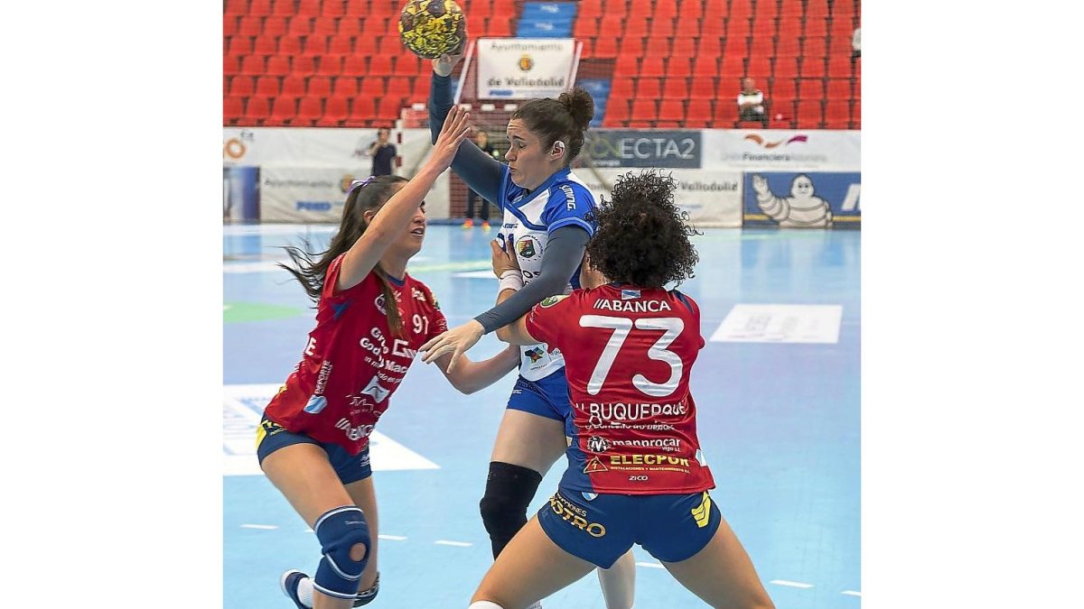 Cecilia Cossío en el último duelo ante Poriño.-JAVIER BARBANCHO