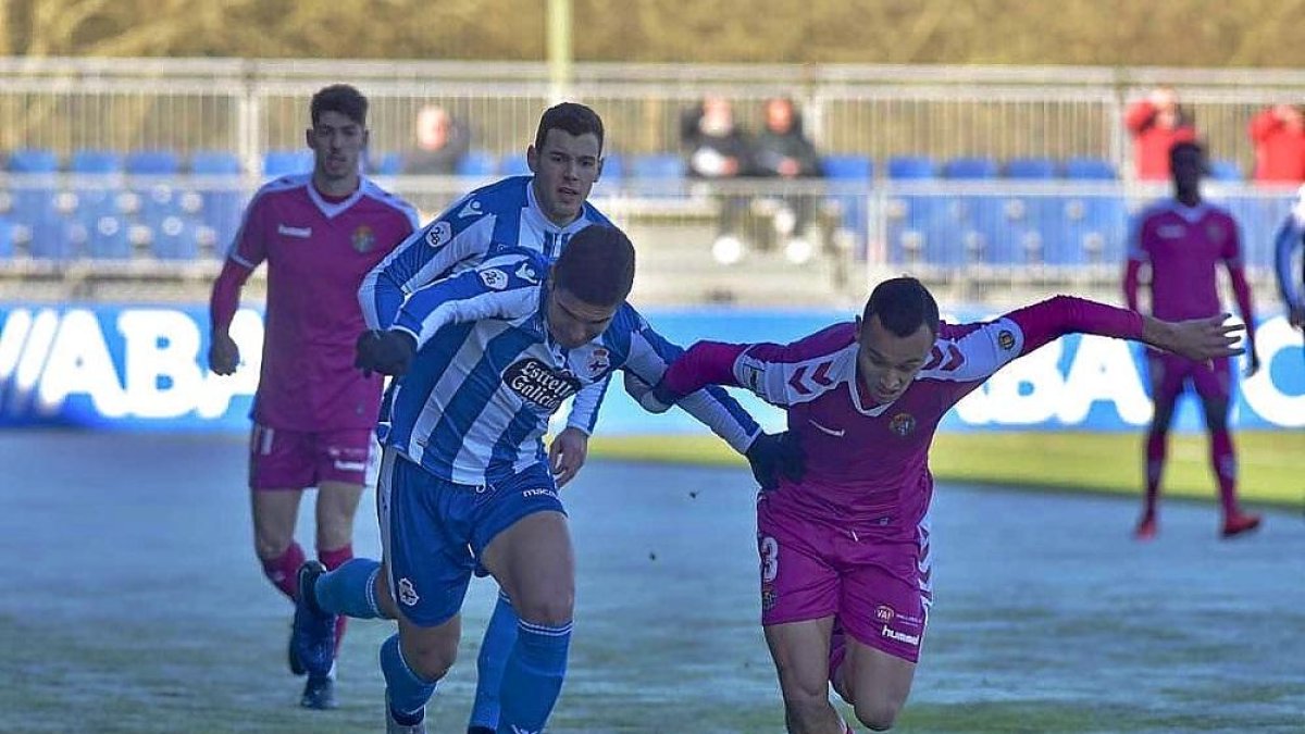 El jugador del Fabril intenta anticiparse a la carrera de Corral.-DXT CAMPEÓN