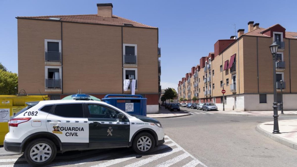 Vehículo de la Guardia Civil en la zona del asesinato de Santovenia de Pisuerga.- E. M.