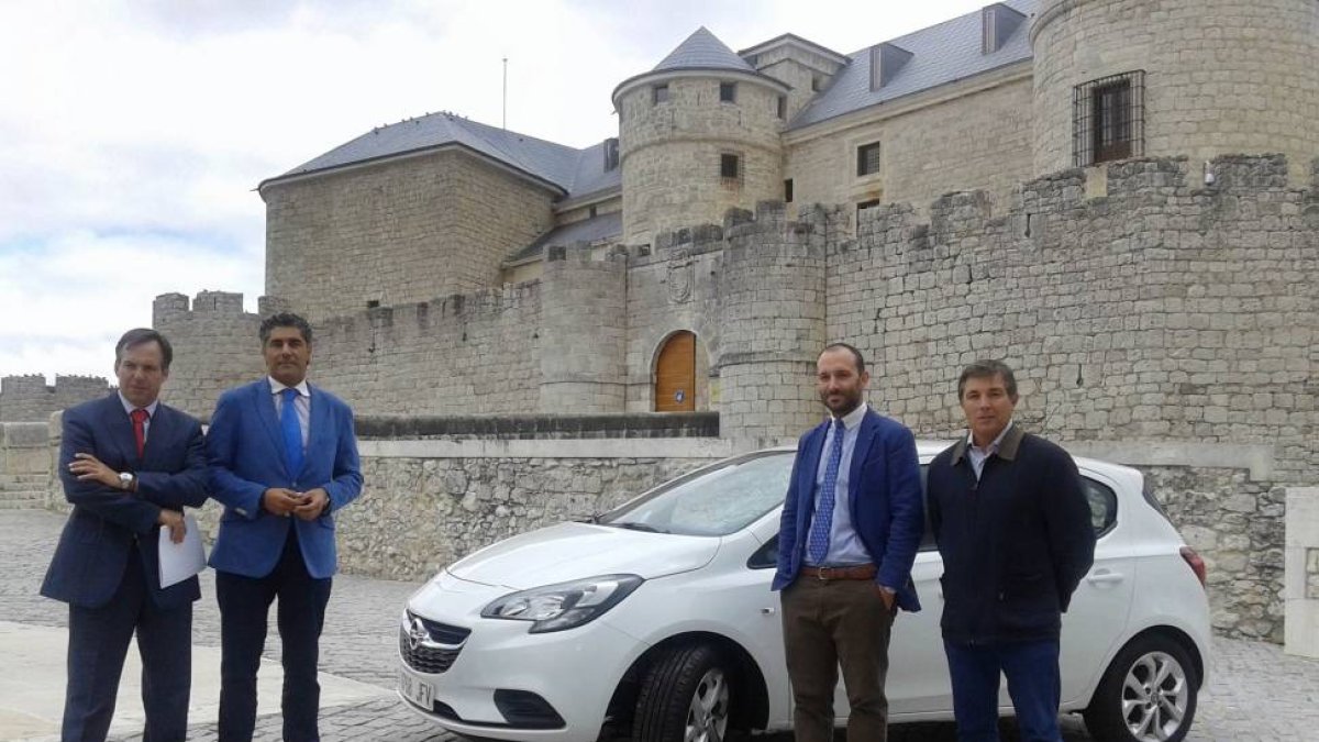 El alcalde de Simancas, Alberto Plaza Martín, y el director territorial de GLP de Repsol en Castilla y León, Guillermo Méndez Gago, firman un acuerdo de colaboración para impulsar el uso de automóviles propulsados por AutoGas o GLP para automoción, el car-ICAL