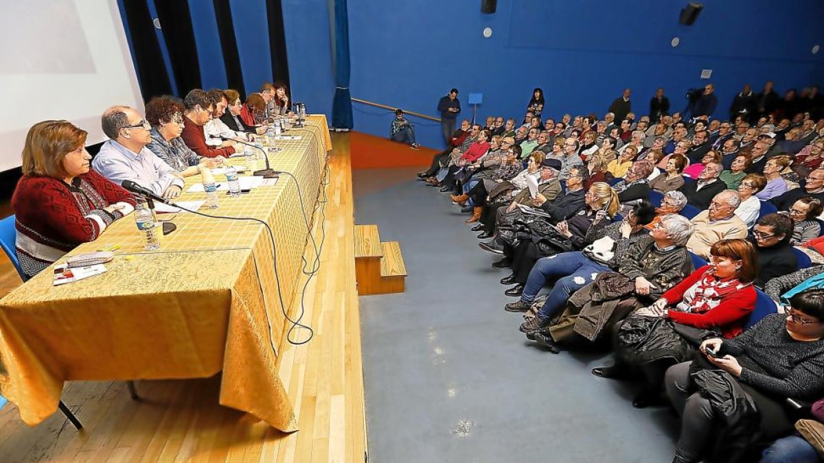 Los concejales atienden las reclamaciones de los vecinos en la asamblea de la Rondilla.-J. M. LOSTAU
