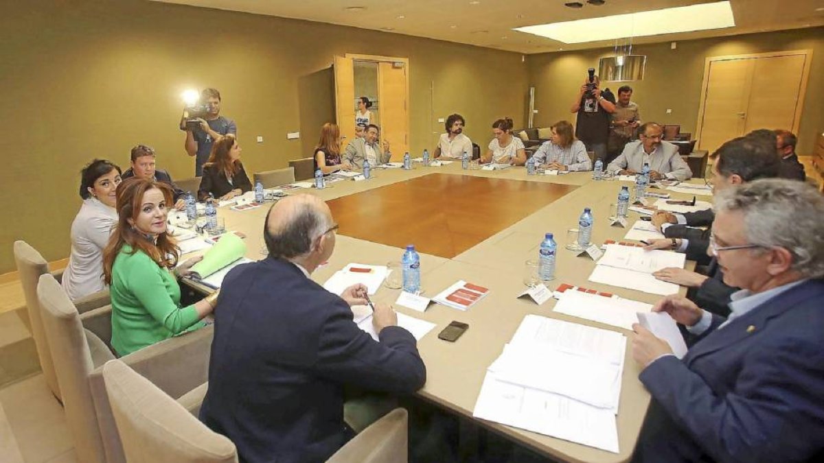 eunión de la Mesa de las Cortes y la Junta de Portavoces presidida por Silvia Clemente.-ICAL