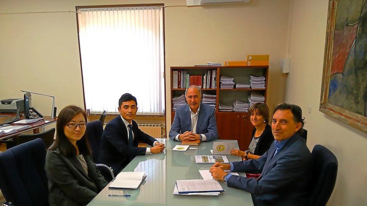 El concejal de Hacienda, Antonio Gato, junto a los repesentantes de la delegación de Yiwu.-J.M. LOSTAU