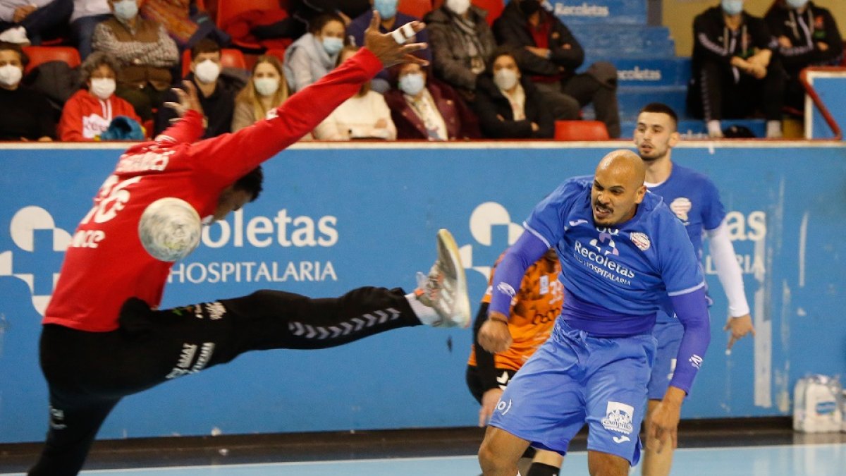 El brasileño Freitas, en su debut con el Recoletas, lanza sin suerte ante Elcio Carvalho Fernandes.  / J. M. LOSTAU