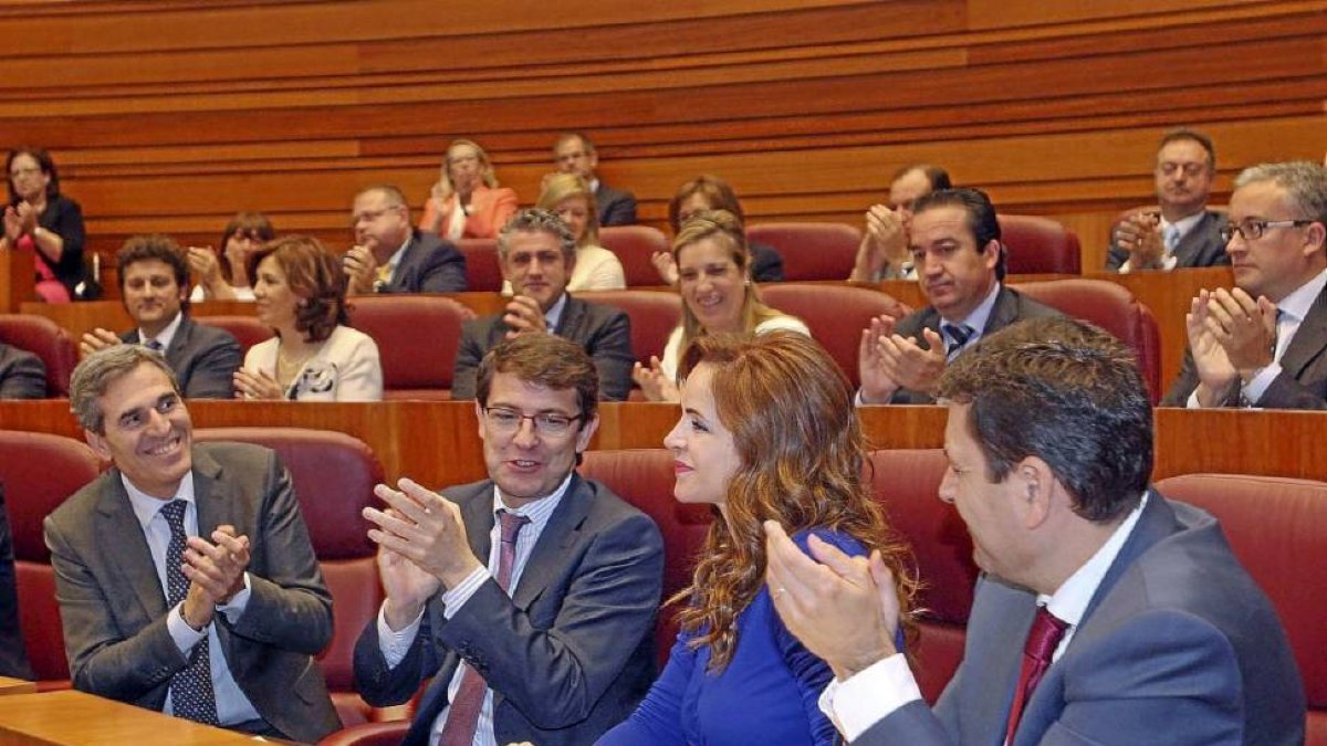 Fernández Carriedo aplaude a Silvia Clemente tras ser elegida presidenta.-ICAL