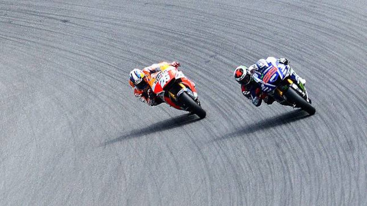 Dani Pedrosa (izquierda) y Jorge Lorenzo, en el circuito de Brno, durante el GP de la República Checa del 2014.-Foto: AFP / MICHAL CIZEK