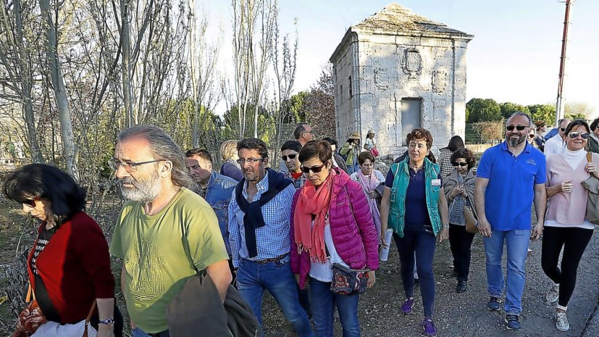Los visitantes del tour guiado se desplazan hasta la próxima arca real para continuar su viaje por el recorrido del agua desde el siglo XV.-REPORTAJE GRÁFICO: J. M. LOSTAU