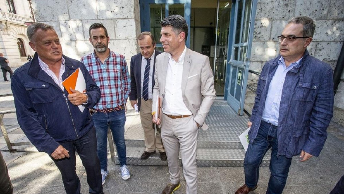 Marañón, en el centro, rodeado del equipo de Vox y el portavoz de Cs en la Diputación y responsable de los pactos.-S. OTERO