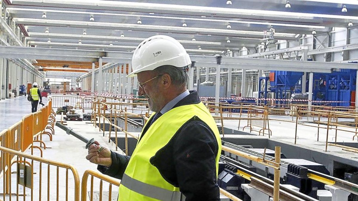 León de la Riva, durante su etapa de alcalde, durante una visita a los talleres de Renfe en Valladolid.-ICAL