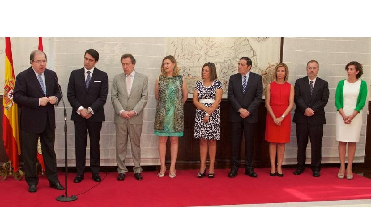 l presidente de la Junta, Juan Vicente Herrera, junto al consejero de Fomento y Medio Ambiente, Juan Carlos Suárez-Quiñones, y otros miembros de la ejecutiva regional en la toma de posesión-ICAL