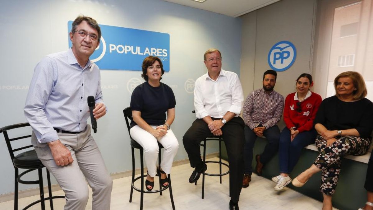 Martínez Majo, Sáenz de Santamaría, Silván y la exministra de Empleo, Fátima Báñez.-ICAL