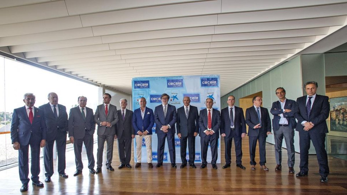 El presidente de Cecale, Santiago Aparicio, posa con todos los Cecale de Oro en Ávila.-RICARDO MUÑOZ