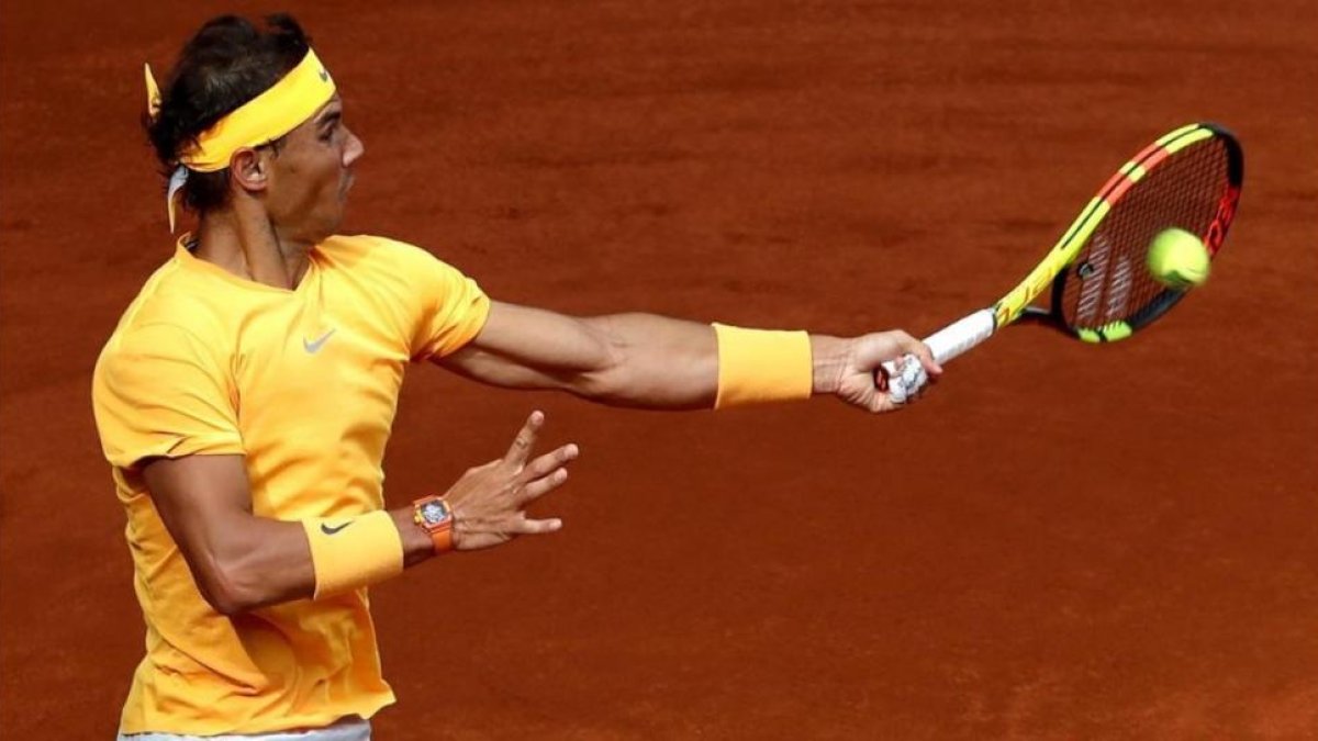 Nadal dispara con su potente zurda, en el partido ante Schwartzmann-KIKO HUESCA / EFE