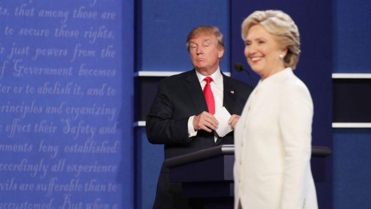 Trump observa serio a una sonriente Hillary, durante el tercer y último debate presidencial.-AFP / CHIP SOMODEVILLA