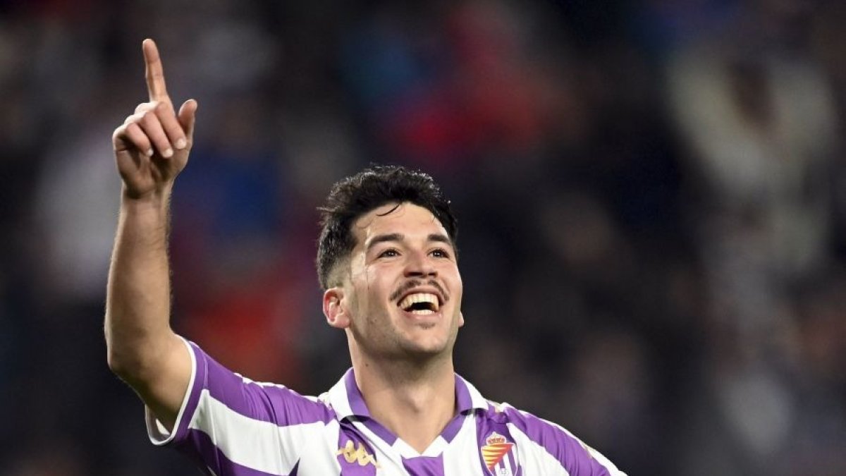 El centrocampista blanquivioleta Meseguer celebra exultante uno de sus goles.LALIGA