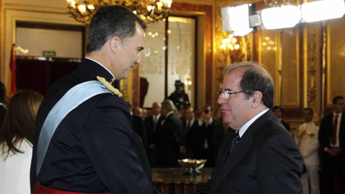 El rey Felipe VI saluda al presidente de la Junta de Castilla y León, Juan Vicente Herrera (d), tras la ceremonia de proclamación celebrada en el Congreso de los Diputados-Ical