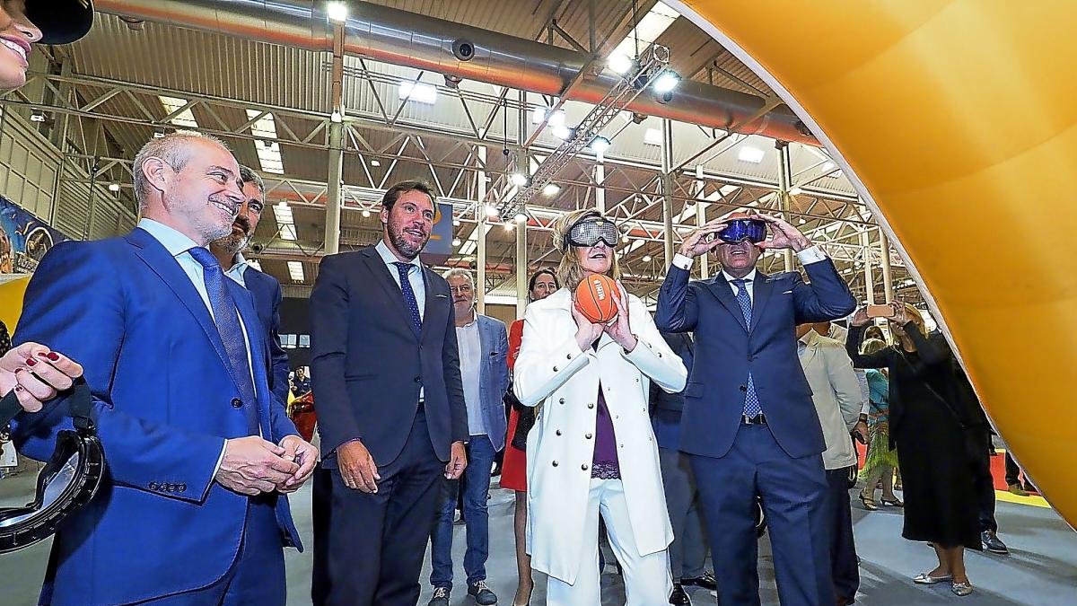 Víctor Caramanzana, Óscar Puente, Pilar del Olmo, a punto de encestar, y Jesús Julio Carnero en la inauguración de la Feria de Muestras.-MIGUEL ÁNGEL SANTOS / PHOTOGENIC