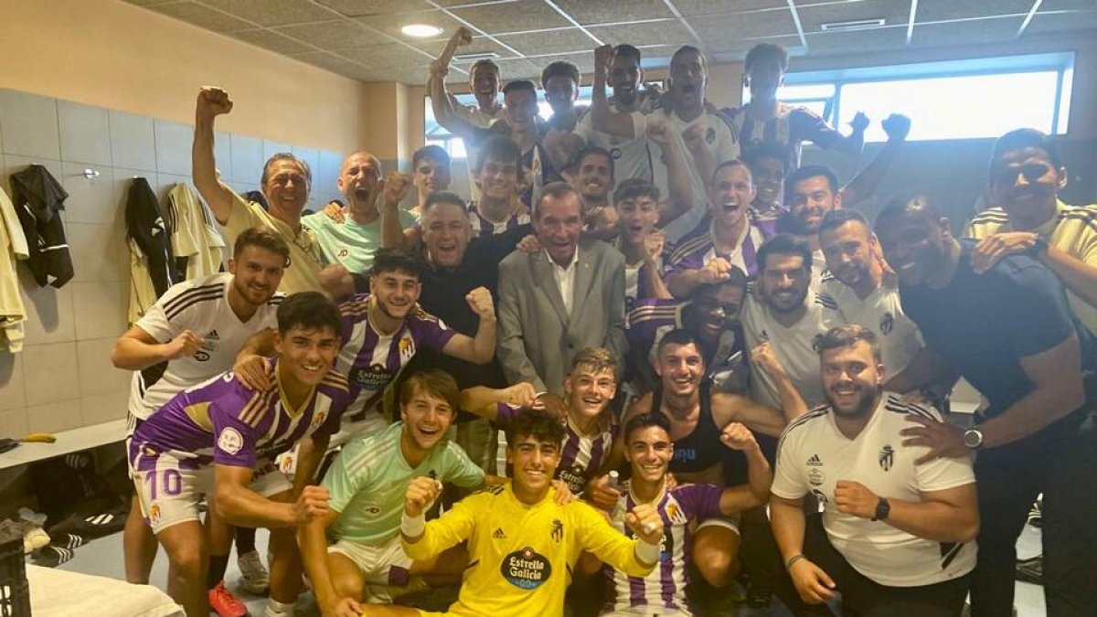 Jugadores y cuerpo técnico del Promesas celebran el triunfo en el vestuario del Anxo Carro. / RV