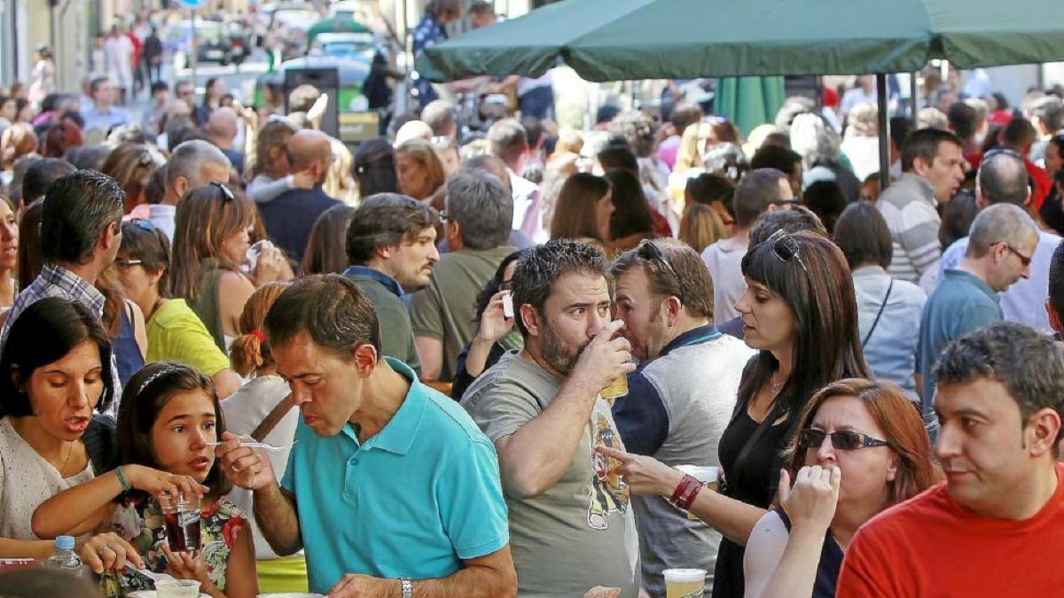 Los clientes disfrutan del tapeo y las bebidas en la anterior edición de la Feria de Día.-J. M. LOSTAU