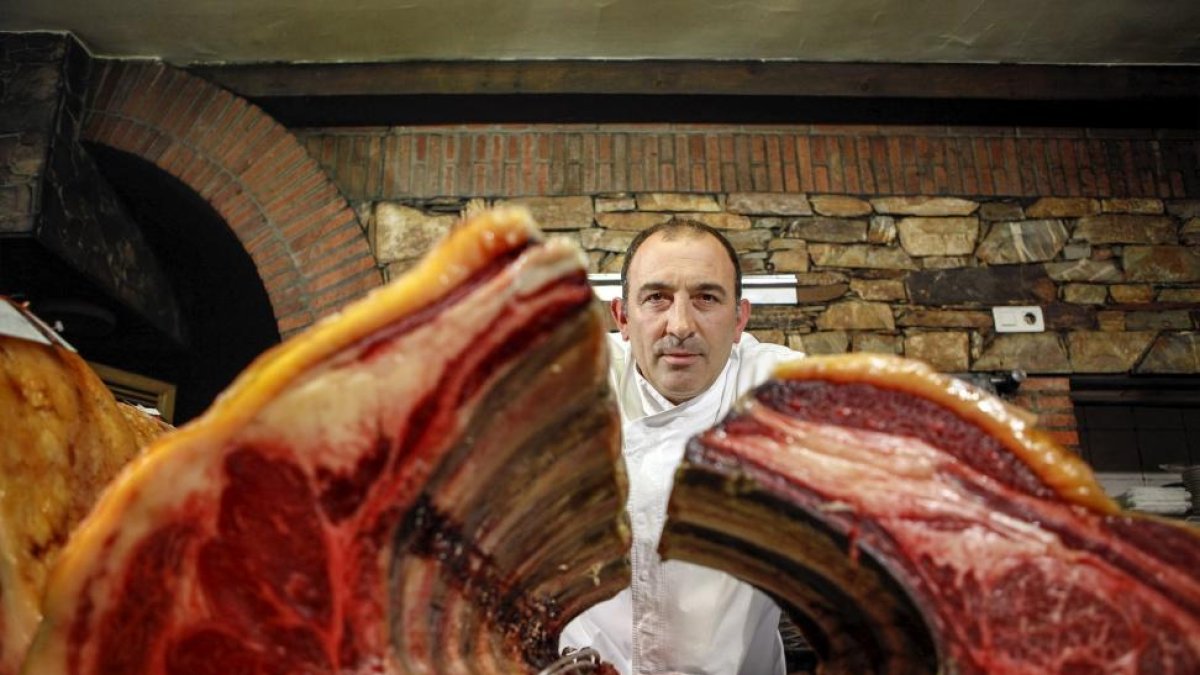 José Gordón ha conevrtido en arte la curación de la carne: nadie envejece las soberbias piezas de vacuno como él en El Capricho de Jiménez de Jamuz.-SERGIO ENRÍQUEZ-NISTAL