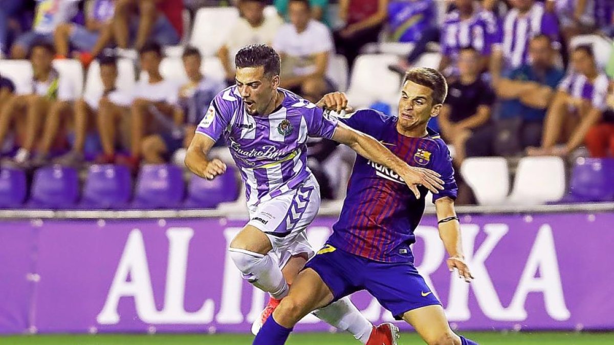 Jose intenta eludir el marcaje de Ruiz de Galarreta en el partido frente al Barça B.-J.M. LOSTAU