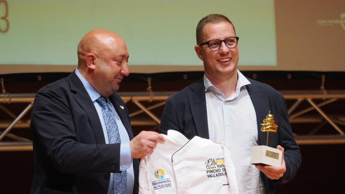 El restaurante Trasto recibe el pincho de oro por 'Pucela Roll' en la gala del Concurso Provincial de Pinchos Valladolid 2023. -PHOTOGENIC