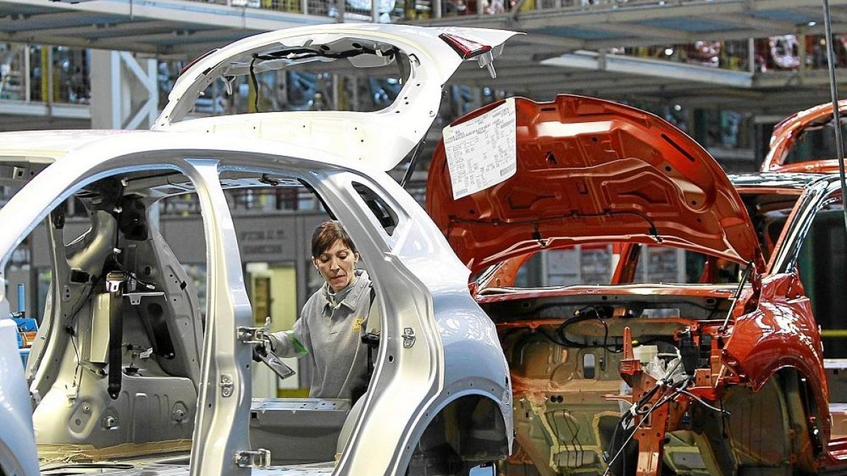 Cadena de montaje en la fábrica de Valladolid del Renault Captur.-J. M. LOSTAU