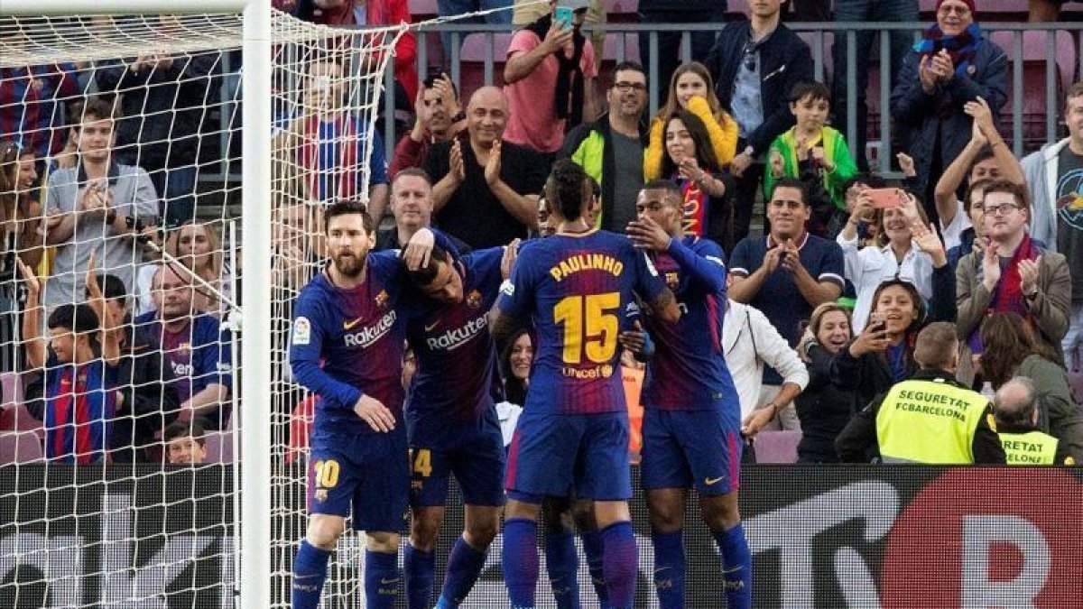 Los jugadores del Barça felicitan a Coutinho tras el primer gol azulgrana.-TONI ALBIR (EFE)