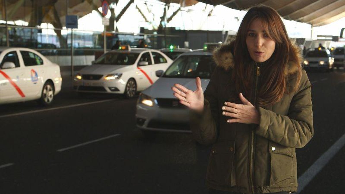 La reportera Marta Losada, en el reportaje del programa de Cuatro 'En el punto de mira' dedicado a la guerra del taxi.-