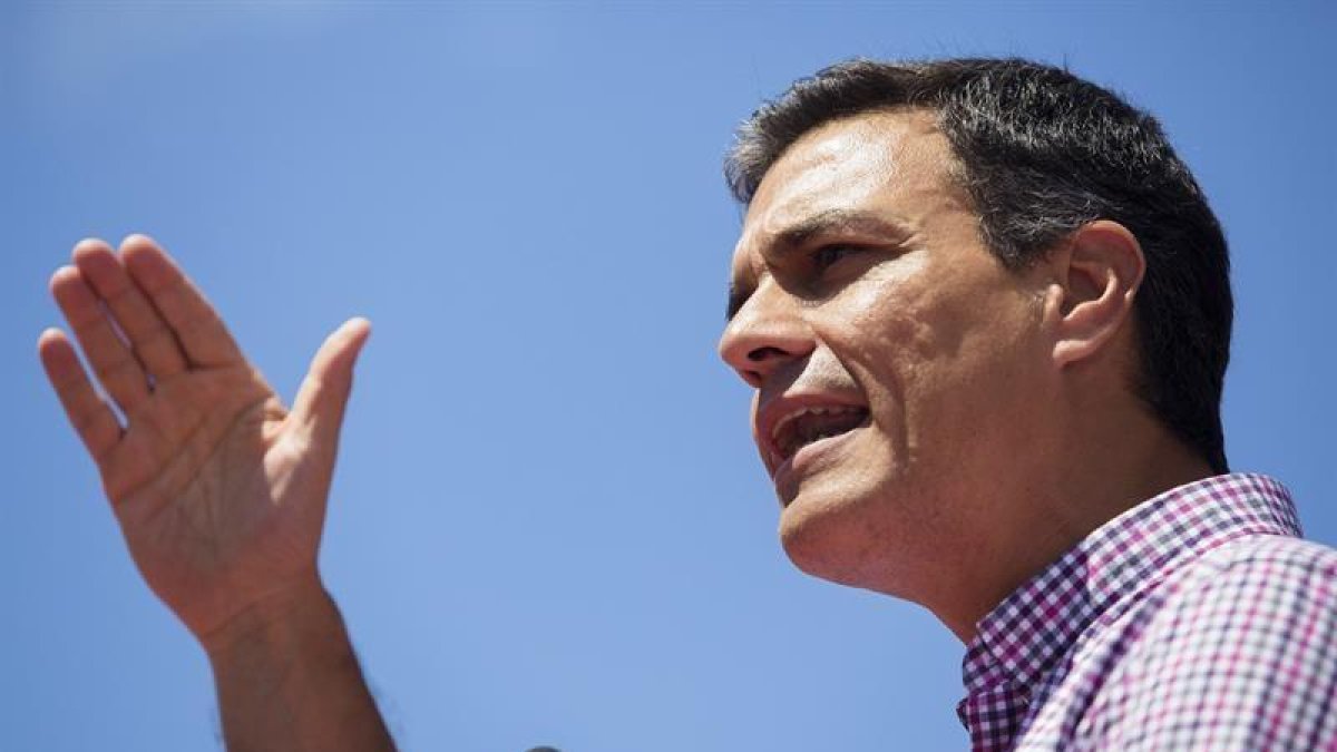 El exsecretario general del PSOE y candidato a las primarias de este partido, Pedro Sánchez, durante su participación en un acto con militantes en la localidad malagueña de Cártama.-EFE