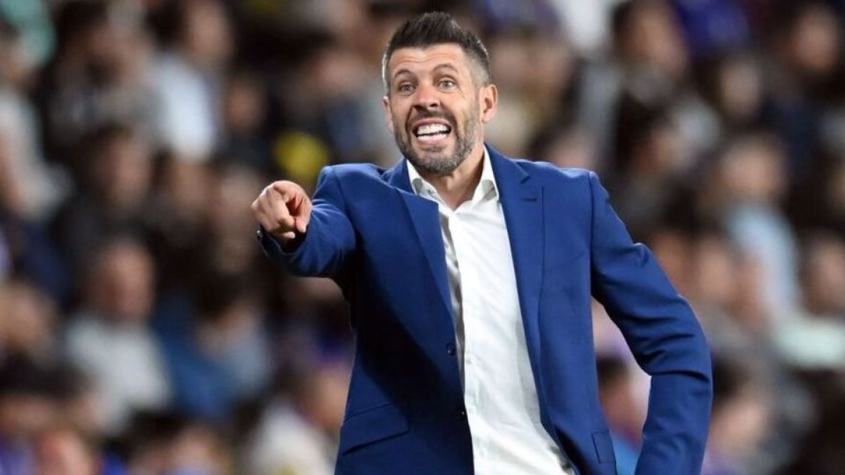 Penzolano da indicaciones en el partido ante el Atlético. / LA LIGA