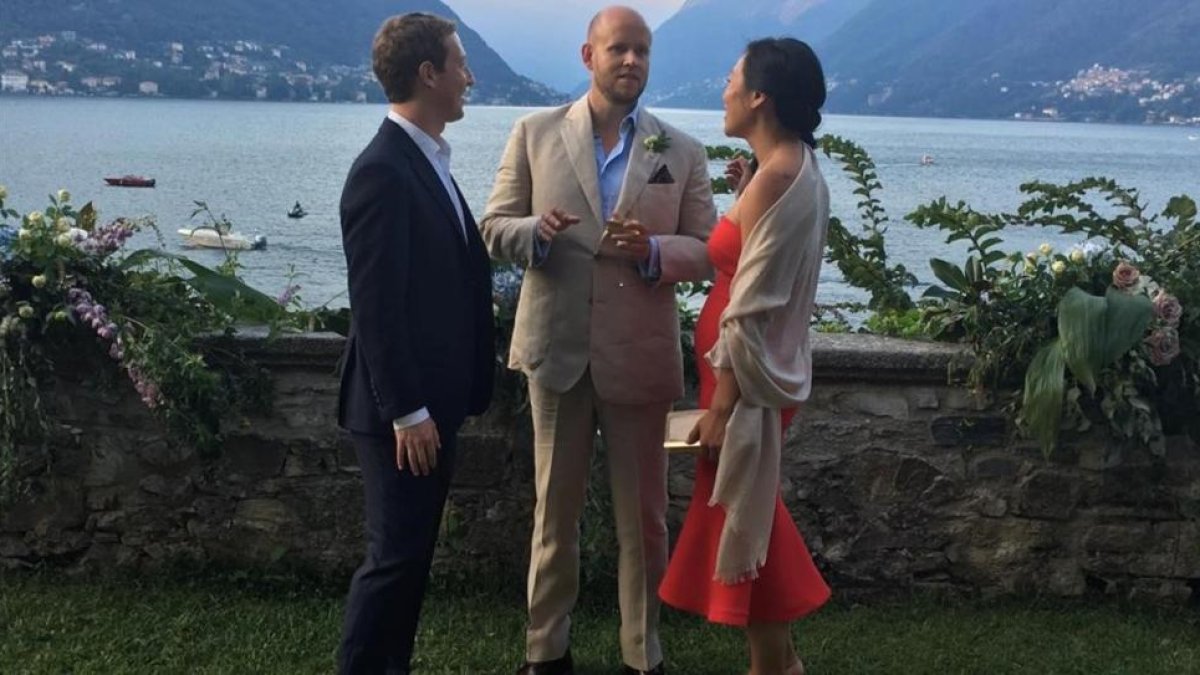 Mark Zuckerberg con su esposa Priscilla Chan en la boda de Daniel Ek.-