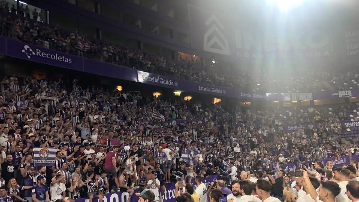 Aficionados celebran con el equipo el ascenso a Primera. / D. M.