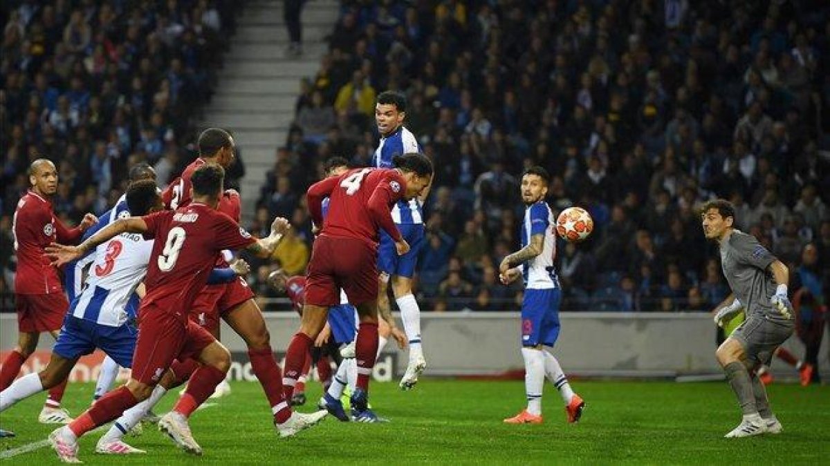 Van Dijk marca el cuarto gol del Liverpool en Oporto venciendo en el salto al exmadridista Pepe y en presencia de Casillas.-MATTHIAS HANGST (GETTY IMAGES)