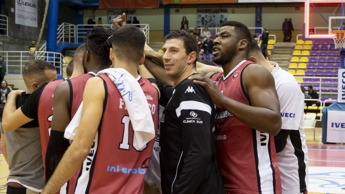 Los jugadores del Carramimbre hacen piña tras lograr un triunfoante Lleida.-PABLO REQUEJO