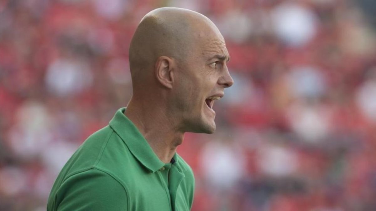 Nano Rivas da instrucciones en un partido del Nàstic.-EL PERIÓDICO
