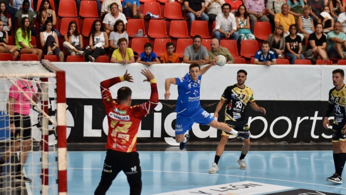 D'Antino lanza a portería ante Puente Gentil. / EL MUNDO