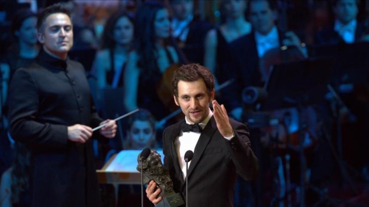 Raúl Arévalo, con el Goya al mejor director novel por 'Tarde para la ira', que consiguió otros tres premios más, entre ellos, el premio a la mejor película y guion original.-DAVID CASTRO