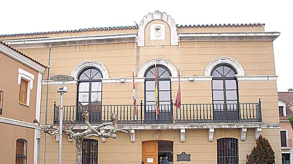 Fachada del Ayuntamiento en la localidad vallisoletana de Tudela de Duero.- E. M.