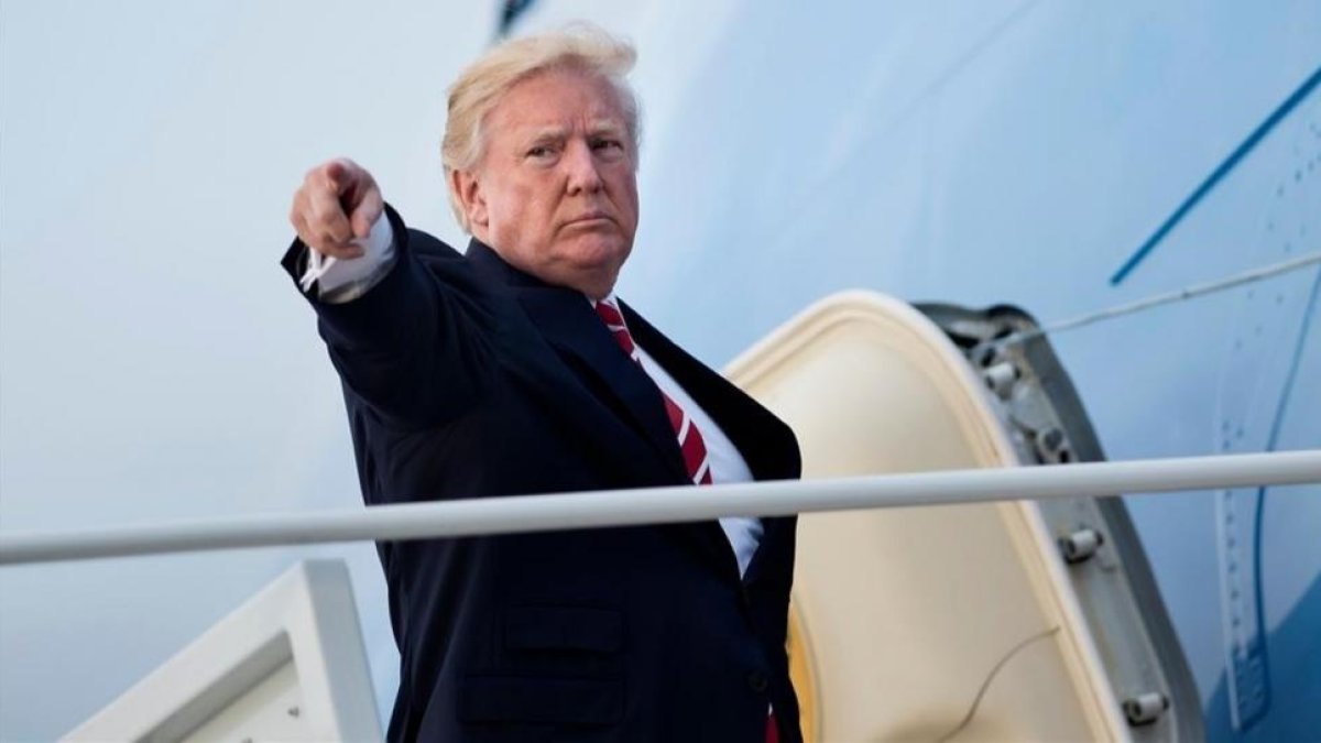 El presidente de EEUU, Donald Trump, a punto subir en el Air Force One para viajar a Carolina del Norte el 7 de octubre del 2017.-AFP / BRENDAN SMIALOWSKI