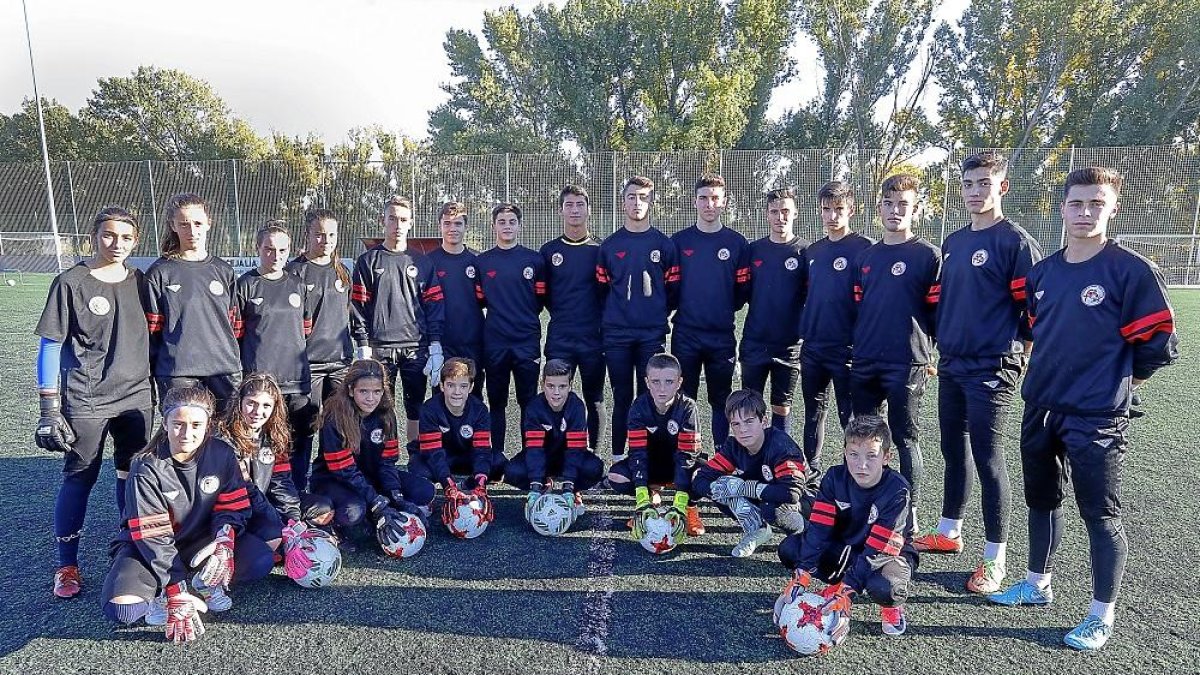 Los porteros y porteras elegidos por la Federación para formar parte de los entrenamientos de la Escuela.-J.M. LOSTAU